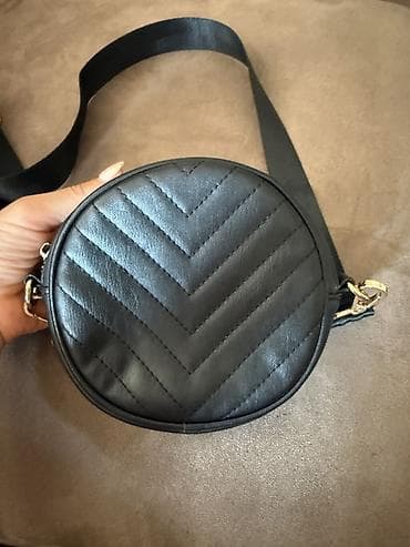torbe sa krznom: Crna okrugla torbica preko ramena Dimenzije 18x16cm - Materijal — 2