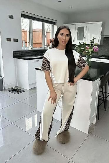 Skirts: Komplet
Cena 2800
Uni vel.
V22 — 3