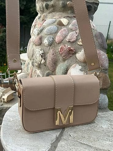 Belts: Ženska crossbody torba sa metalnim slovom “M” - Kompaktna torbica — 7