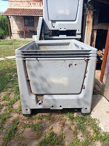 aparat za vafle metalac: Na prodaju tri plastična kontejnera sa poklopcima.Svaki je zapremine — 4