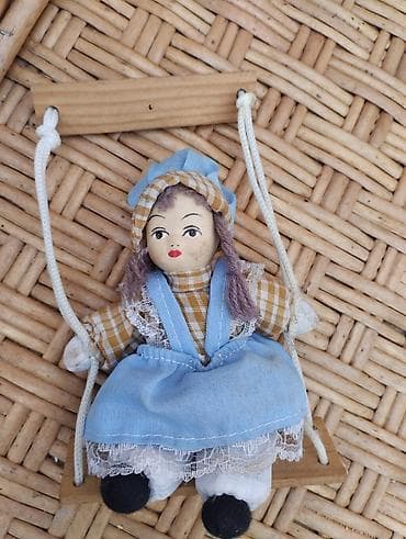 haljina za devojčice: Ručno rađena ukrasna lutka na drvenoj ljuljašci. - Materijali: drvo — 2