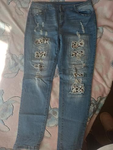 leprsave pantalone: Ženske farmerke sa leopard umetnutim patch detaljima - Model — 2