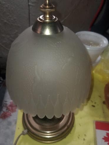 matis komode: Stočna/bedside lampa sa staklenim abažurom i metalnim postoljem. - — 2