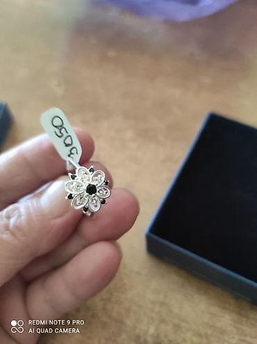 Srebrni prsten sa floralnim motivom - Elegantna „cvet“ glava prstena