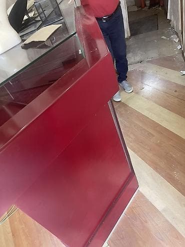 polovni kreveti kragujevac: Pult/vitrina za prodajni prostor – bordo boja sa staklenom gornjom — 3
