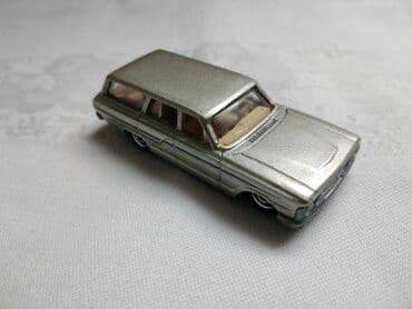 maketa automobila: Autic Matchbox Ford Fairlane 1964 srebrni oko 1:55 Thailand,kao nov — 1