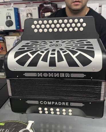 orphan the first kill sa prevodom: Hohner Compadre harmonika, dostupna u raznim bojama, uključujući — 7