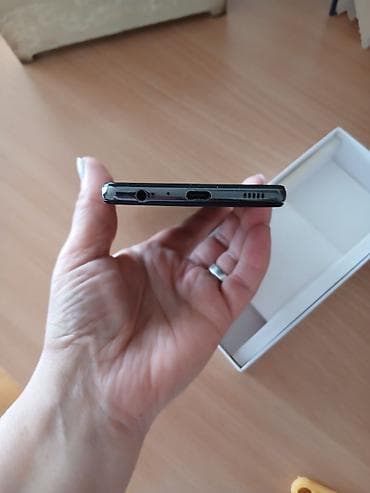 prodajem samsung: Samsung Galaxy A52s 5G – crna boja Ključne karakteristike: - 5G — 4