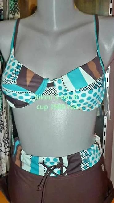 Više setova kupaćih bikinija, veličine S–M. Model na fotografiji: -