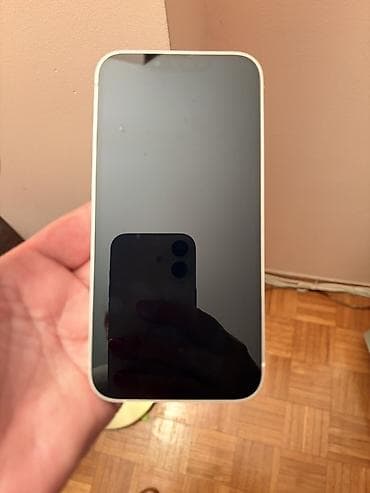 prodaja telefona polovnih: Apple iPhone 13 – bele boje - Ekran: 6.1" Super stanje telefona — 5