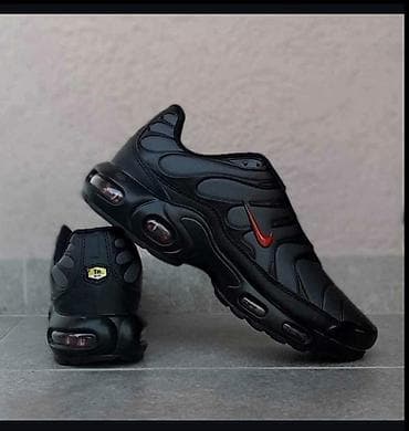 Nike Air Max Plus (TN) patike – crna boja sa crvenim Swoosh logom. -