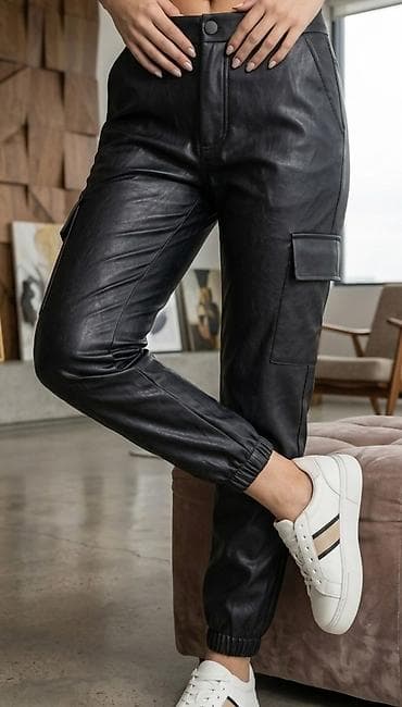 farmerice s: Ženske crne cargo pantalone od eko kože - Materijal: meka imitacija — 1