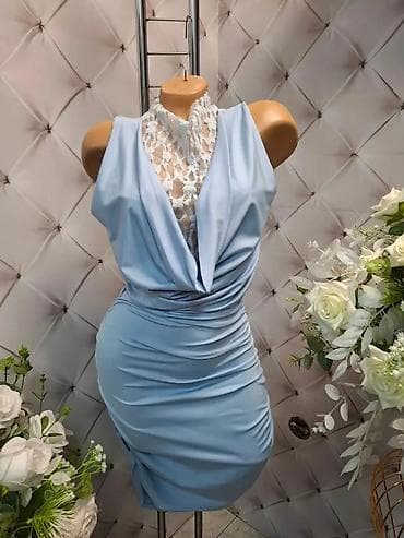 Elegantna mini haljina sa čipkanim gornjim delom i drapiranim prednjim