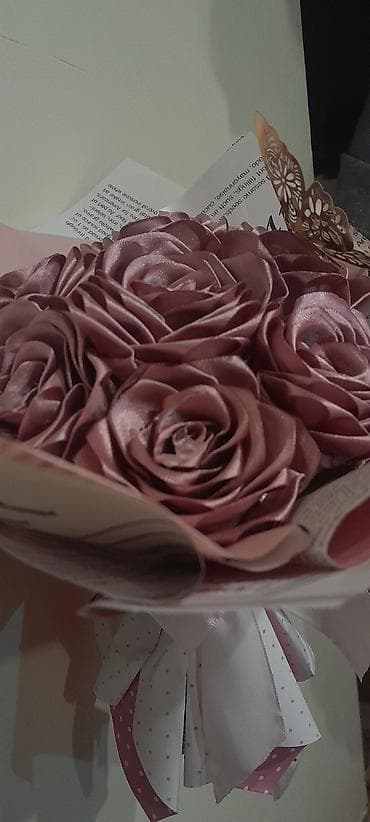 Dekorativni buket od satenskih ruža - Ručno izrađen aranžman od — 2