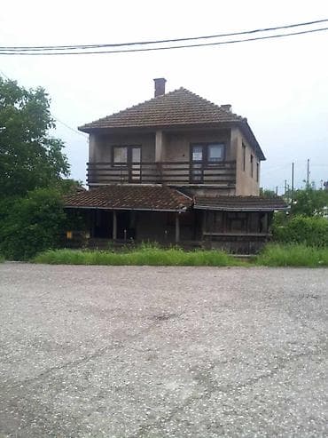 jeftine kuce gornji milanovac: Porodična kuća 1/1 u Starom selu, na glavnom putu. Stambena površina — 10