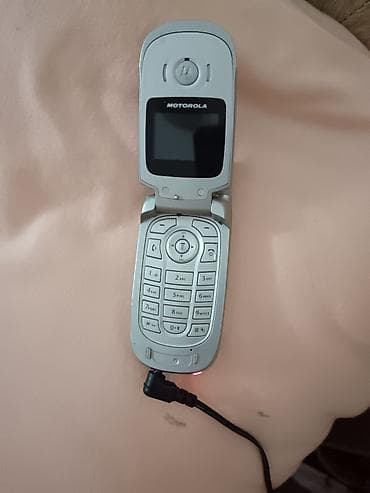 Motorola preklopni mobilni telefon (klap) – srebrna boja -