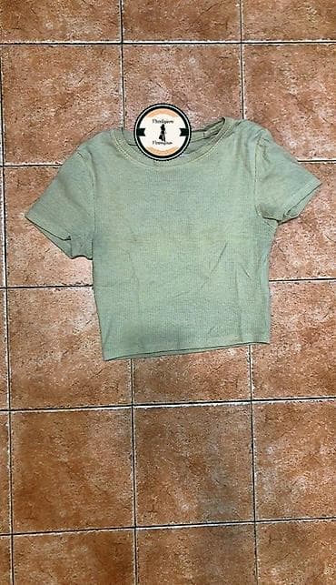 long fit majice: Ženska kratka majica (crop top) u bež boji. - Model: kratkih rukava — 1