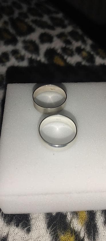 Sweatpants: Srebrni prstenovi – oznaka 952 cena za oba jer su se malo izgrebali u — 1