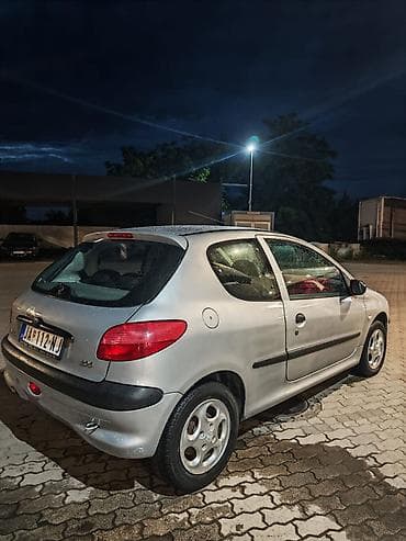 eskort krusevac: Peugeot 206, 3-vrata, srebrna boja, benzinski hatchback kompaktne — 2
