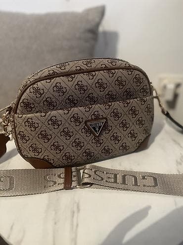 Upaljači i prateća oprema: GUESS crossbody torba – monogram bež/braon - Model: ovalna/camera bag — 1