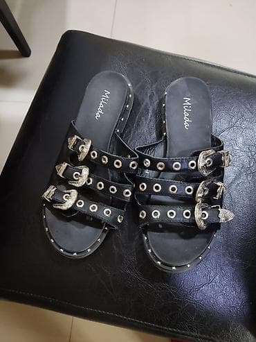 Ženske ravne sandale Milada – crne, sa metalnim detaljima - Model