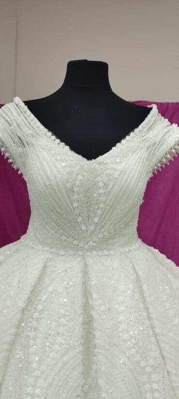 Venčanice: Bela balska venčanica sa raskošnom suknjom i bogatim ručnim ukrasima — 4