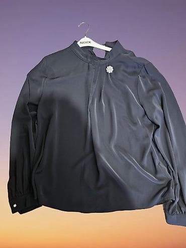 komplet pantalone i kosulja: Elegantna ženska bluza, tamno sive boje, od mekane, glatke tkanine sa — 1