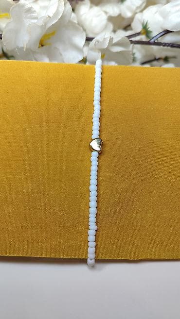 tople pidžame: Minimalistička narukvica sa sitnim belim perlama i zlatnim priveškom u — 4