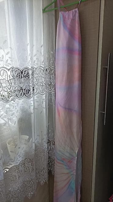 christian berg clothing: Duga haljina Boohoo sa otvorenim leđima i visokim šlicem - Model — 2