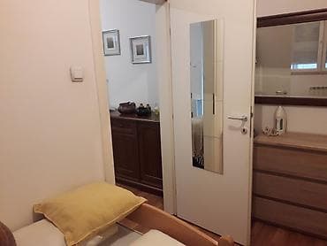 Sobe: Stan se sastoji od dnevnog boravka sa kuhinjom, i odvojenom spavaćom — 3