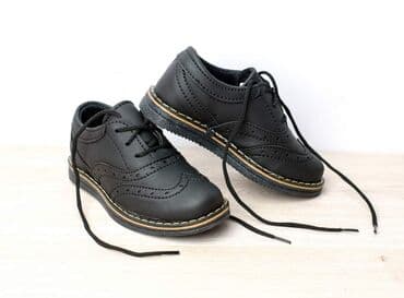 Cipele za elegantne i svečane prilike. Pertla se veže, a đon je od