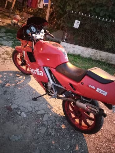 dimenzije guma za passat b6: Crveni sportski motocikl Aprilia, idealan za ljubitelje 125cc rotax — 5