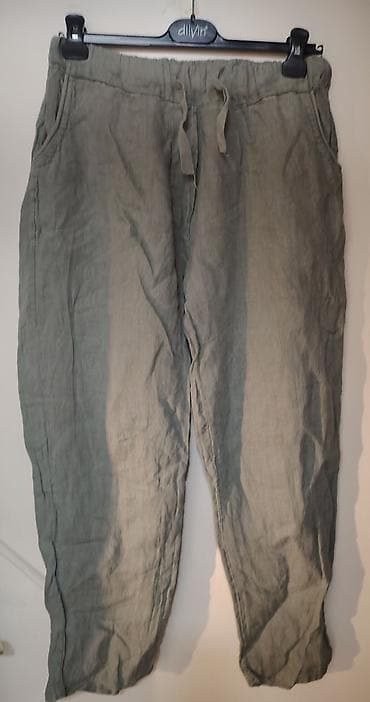Laganije lanene pantalone u maslinasto‑sivoj boji. Model sa elastičnim