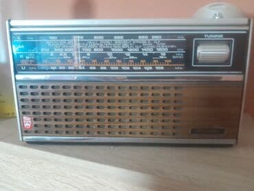 Prenosni tranzistorski radio sa retro dizajnom i drvenim frontom