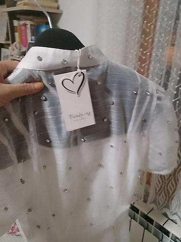 Venčanice i aksesoari: Elegantna bela haljina košulja-kroja sa sjajnim detaljima. - — 6