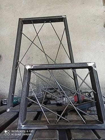 Dva metalna rama sa ukrštenim žicama unutar okvira. Mogu se koristiti