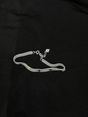 Srebrnasta narukvica sa nizom sitnih srca - Delikatna lančana