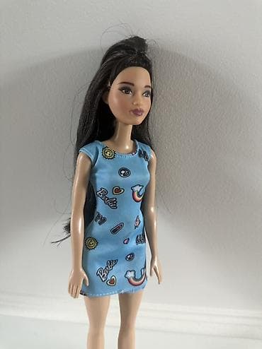 Barbie lutka sa dugom tamnom kosom i modernom mini haljinom. Detalji na lalafo.rs Barbie lutka sa dugom tamnom kosom i modernom mini haljinom. Detalji