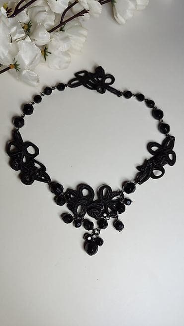 Ogrlica od crne čipke sa perlama i visećim privjescima - Elegantna