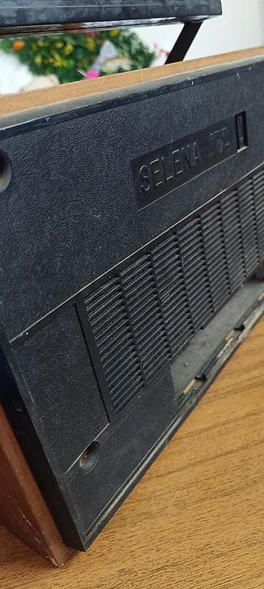 otkup starih satova: Prijenosni tranzistorski radio Selena. Bez poklopca za bateriju. - — 4