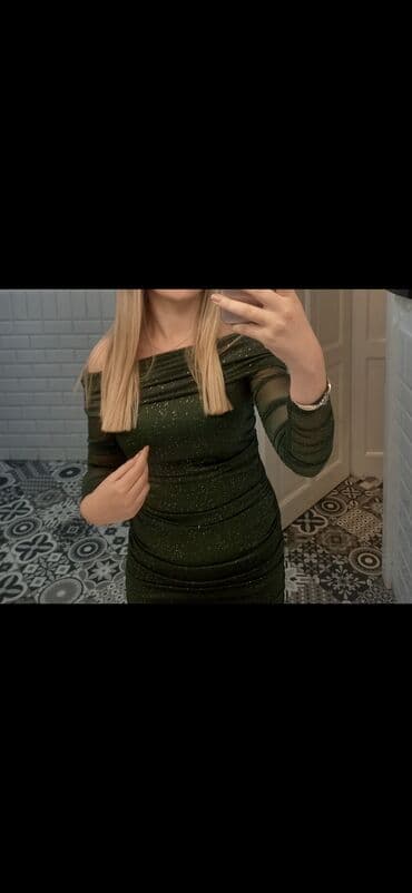 korset haljine: Zelena elegantna haljina sa šljokičastim sjajem. Model je drapiran duž — 1