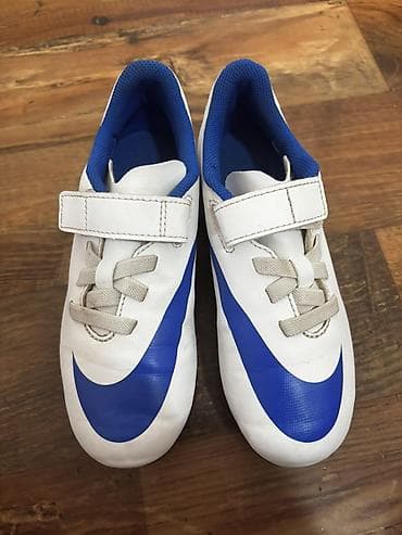 beli uniforma: Dečje fudbalske kopačke Nike – bela osnova sa plavim Swoosh logom. - — 5