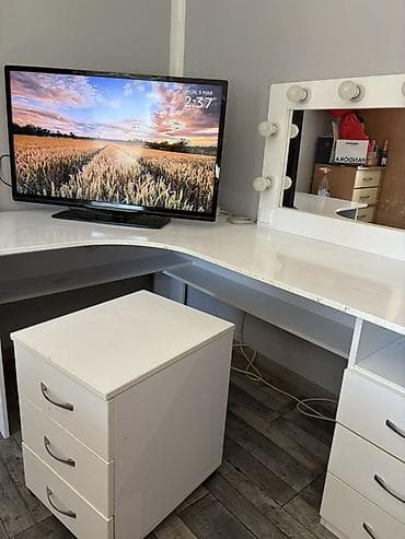 komode za sminkanje: Ugaona radna/šminkerska stanica – komplet - Prostrani ugaoni sto u — 5