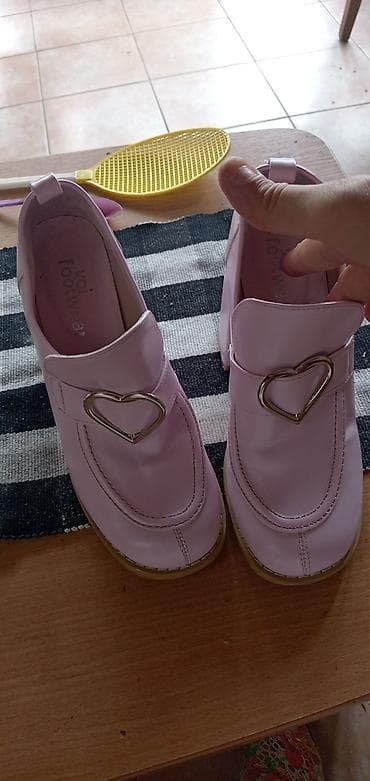 Ženske kozne cipele na štiklu u nežno roze boji, sa upečatljivim