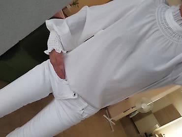 Ženska bela bluza sa visokim okovratnikom i puf rukavima. -