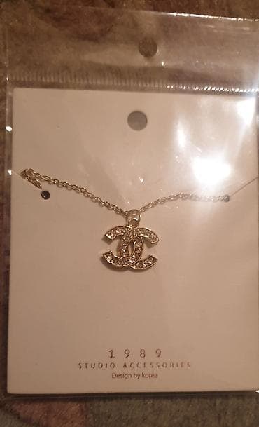 Chanel logo cc zlatan privezak sa cirkonima i lančić zlatne boje - kao