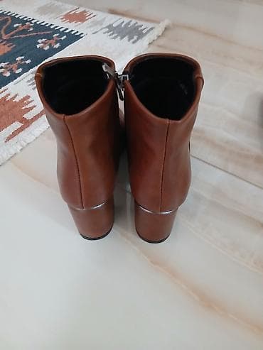 cipele za prolece: Ženske kožne gležnjače, boja konjak (kamel). - Model: špicasti vrh — 2