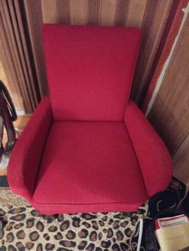 Crvena tapacirana fotelja. žičani jezgro .prana i jednom presvučena