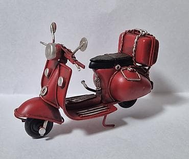 Ukrasni motocikl od metala i crvene boje. Potpuno nov, odličan za — 1