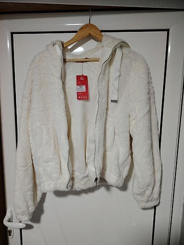 Ženska jakna s kapuljačom – mekani „teddy“/pliš materijal, bela boja